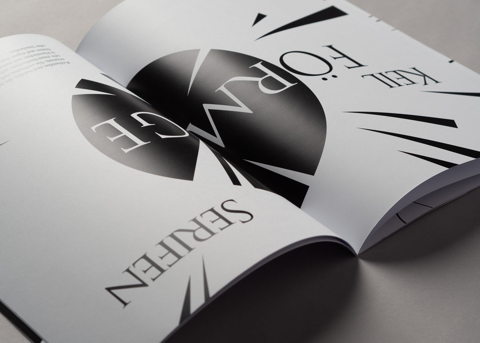 schwarz weiß gestaltete Broschüre zum Thema Typografie